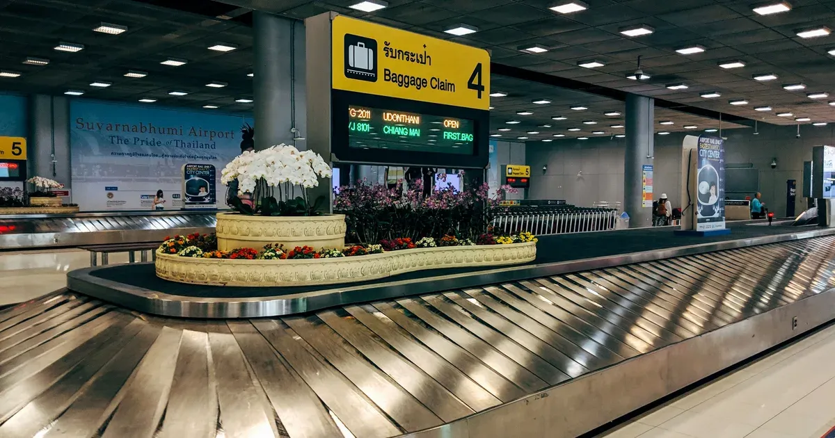 Baggage claim carousel 4 at Suvarnabhumi Airport with a floral display in the centre
